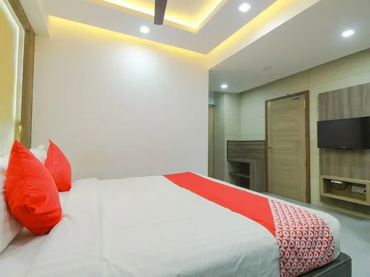 OYO 28567 Krishna Holiday Village