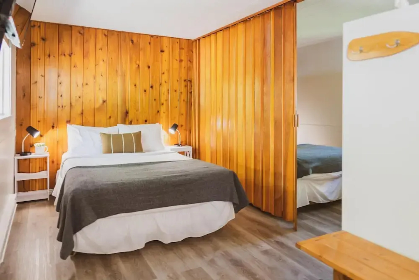 Barefoot Villas Room 1 Redwood