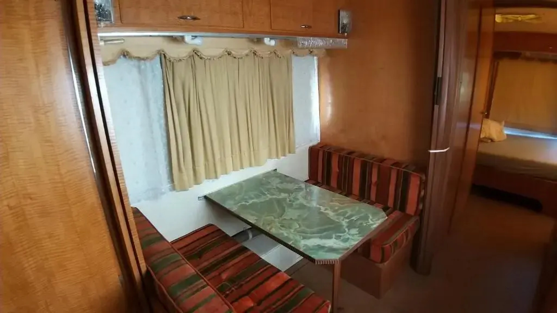 Geräumiger Wohnwagen unter Bäumen neben Mur-Stausee