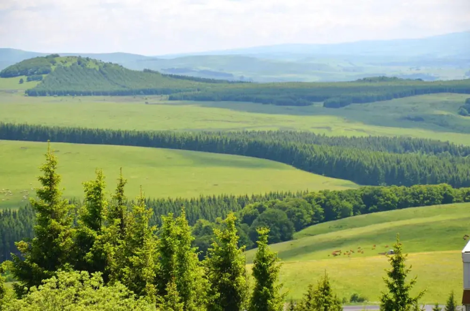 Apartment With 2 Bedrooms in Besse-et-saint-anastaise, With Wonderful Mountain View, Shared Pool and Wifi