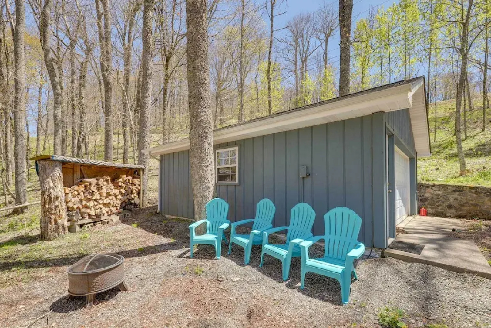 Mountaintop Mars Hill Cabin w/ Wraparound Deck!