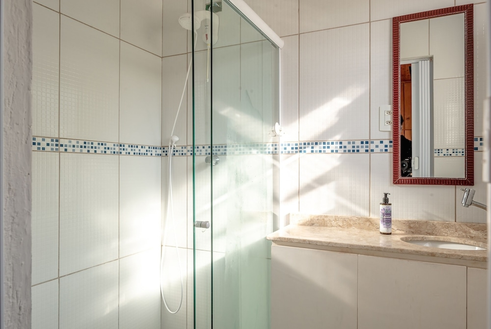 Sítio com piscina e lagoa particular