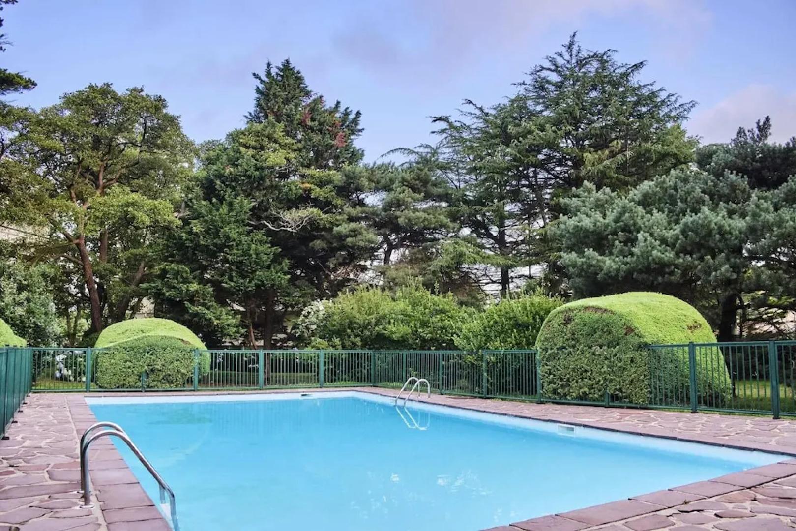 Cabana beach Golf and Pool by GuestReady