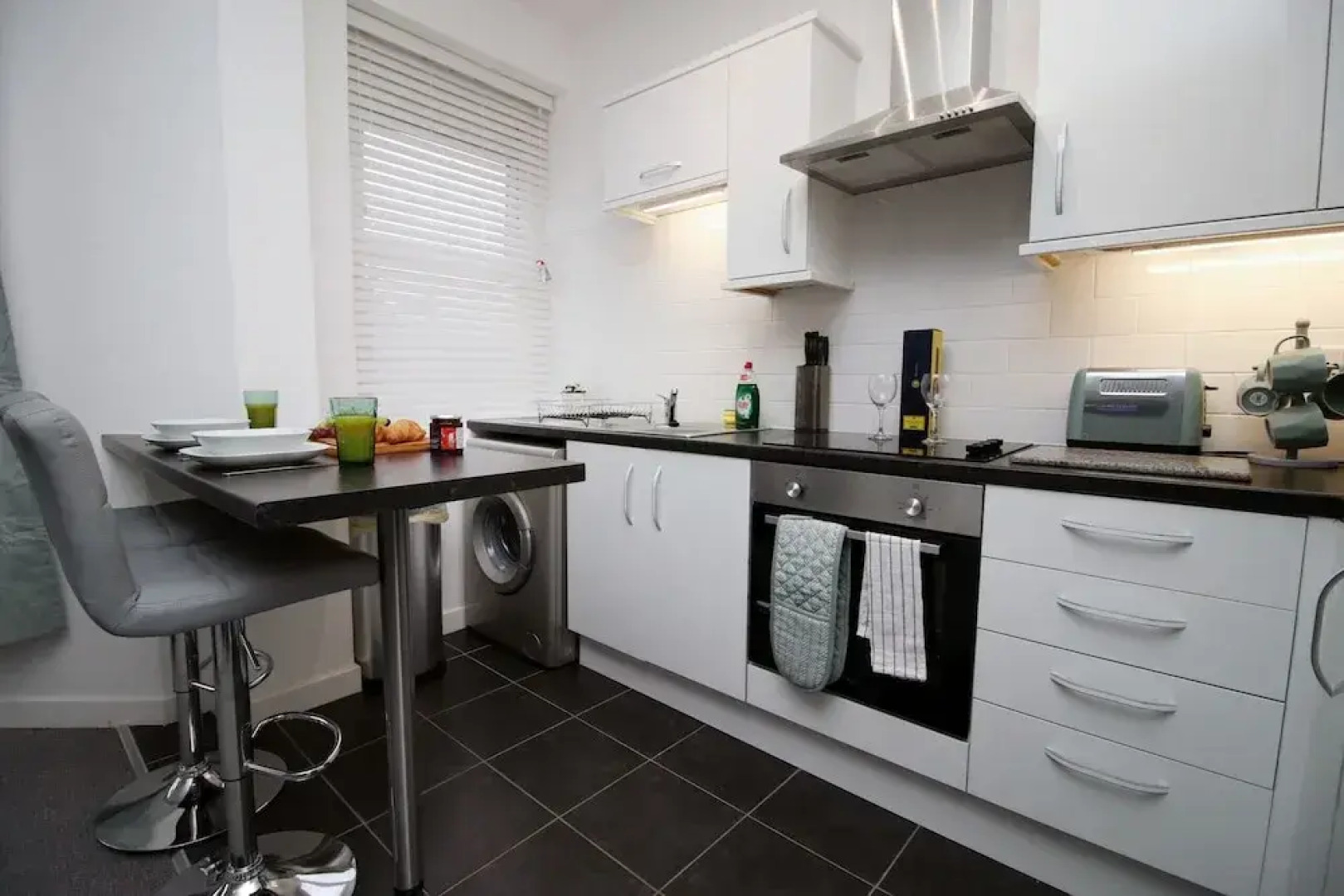 Dyzyn Living - City View City Center 5 Mins From Train Station