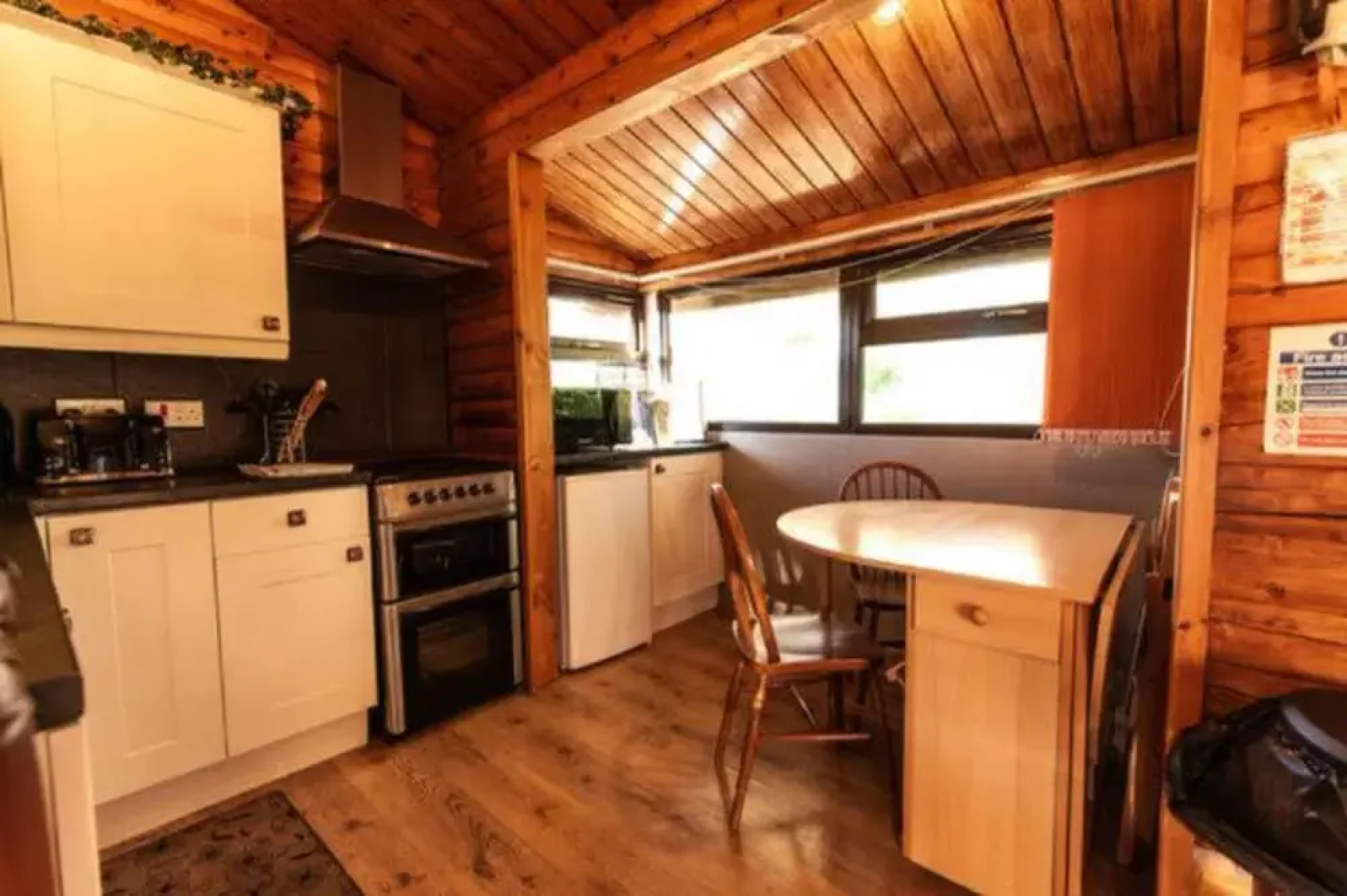 Cozy Mountain 2 Bed Log Cabin