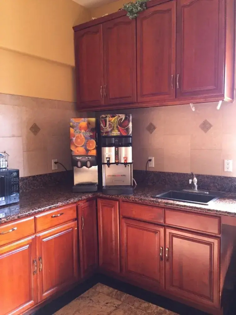 Econo Lodge Near Lax