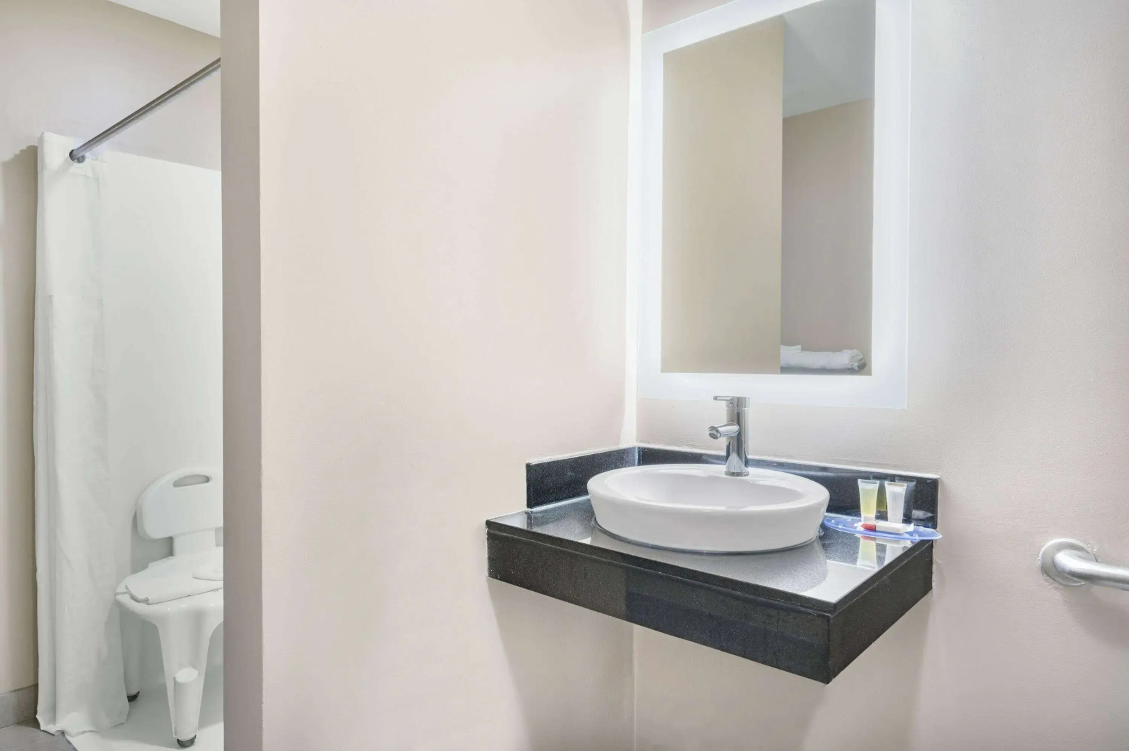 Super 8 by Wyndham Joliet