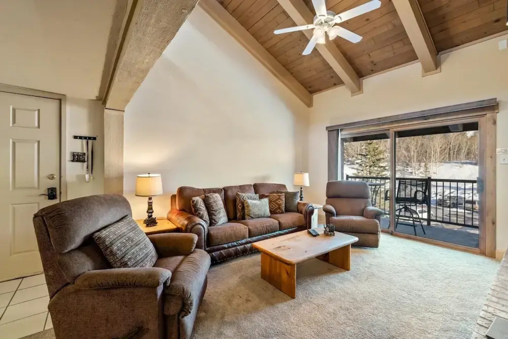 2 Level Unit w/ Pool Hot Tubs Private Deck