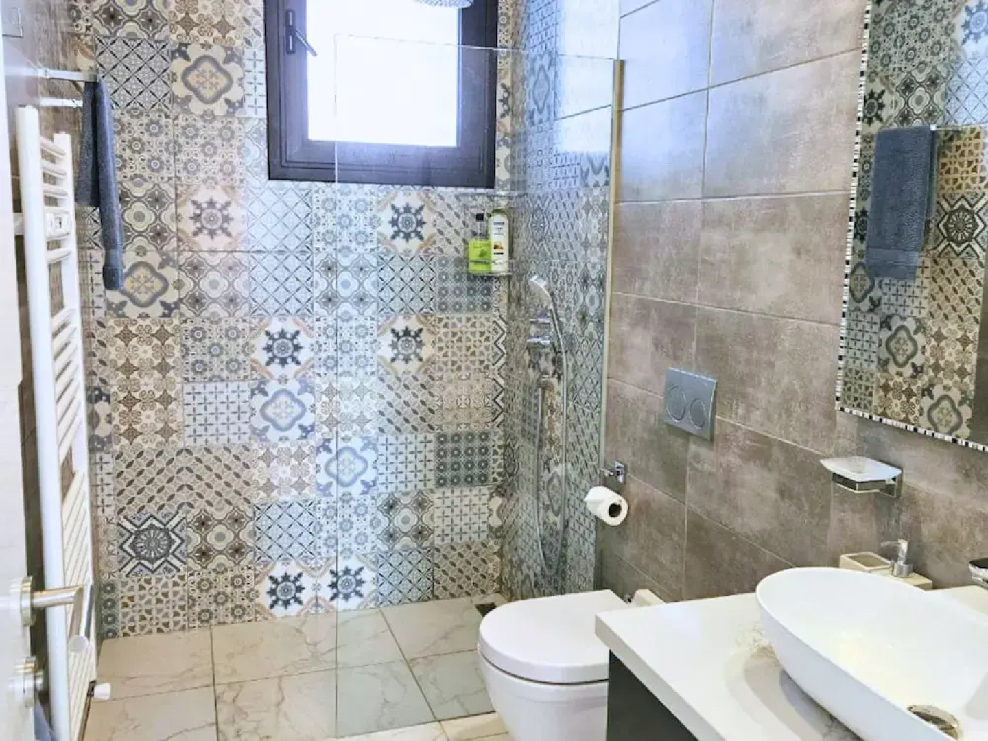 Serene Three-bedroom Retreat in Unforgettable Setting