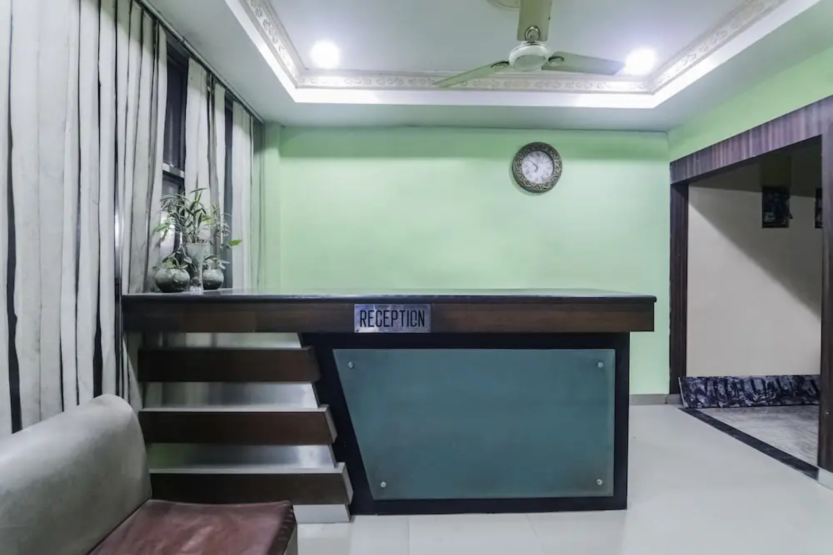 OYO 26683 Earl Grey Hotel