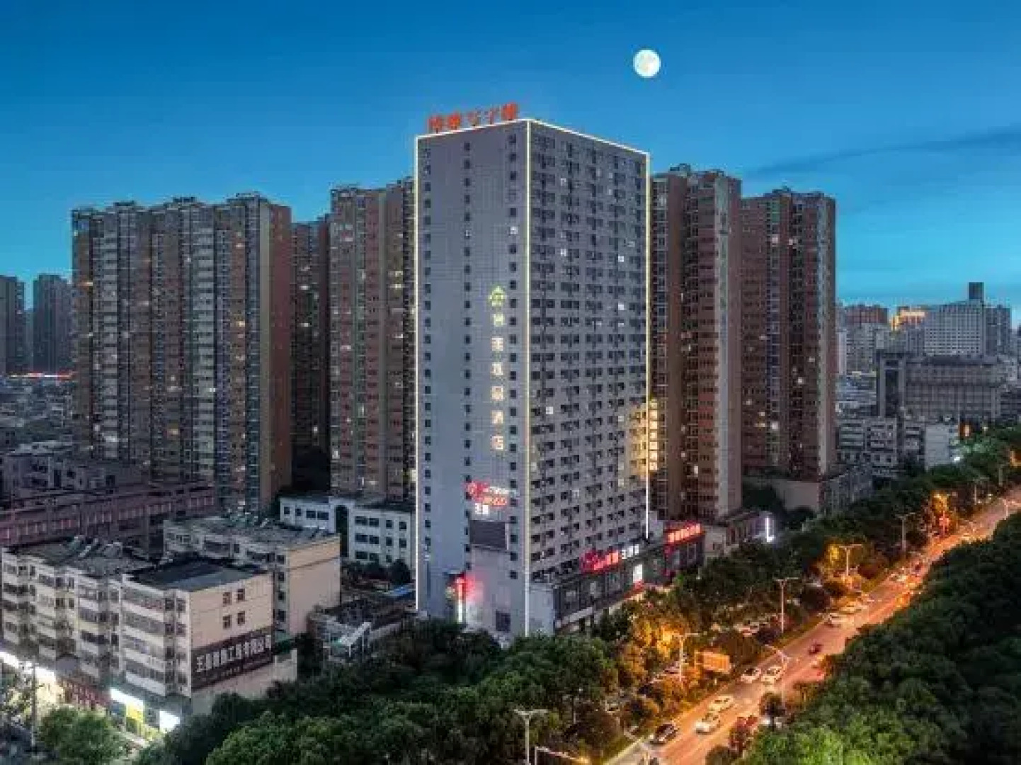 Boya Crystal Hotel (Zhumadian High Speed Rail Station Store)