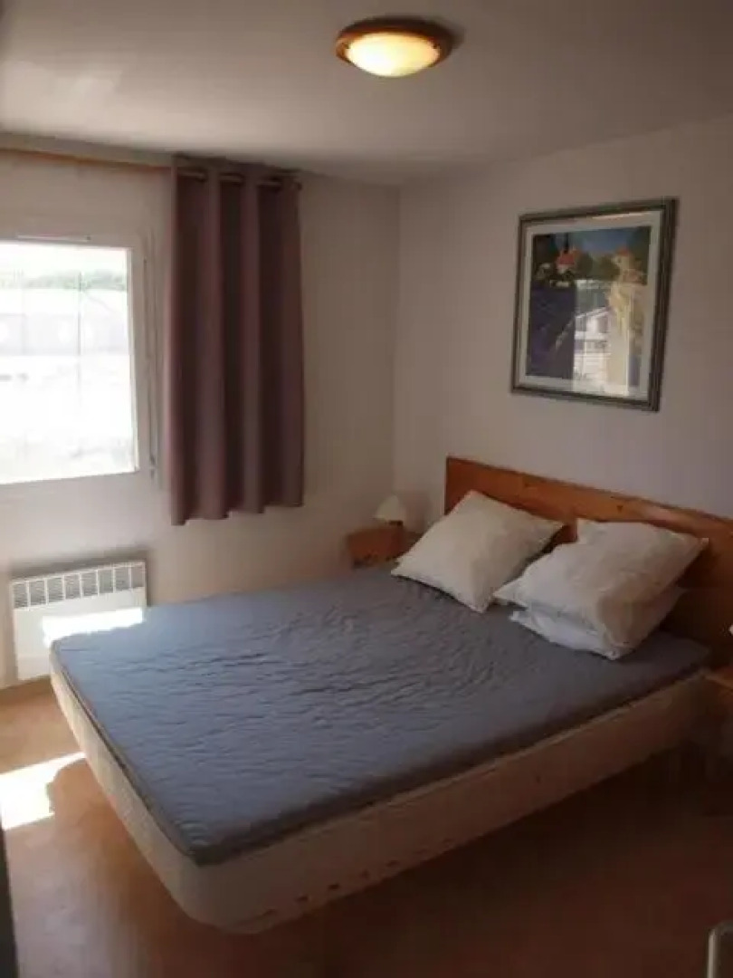 Belle villa 2 chambres terrasse sud parking privatif dans résidence sécurisée avec piscine commune 800 m de la mer LRCS61