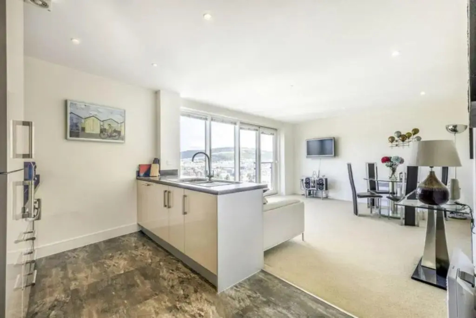 Penthouse Swansea Marina City Centre 100m from Beach