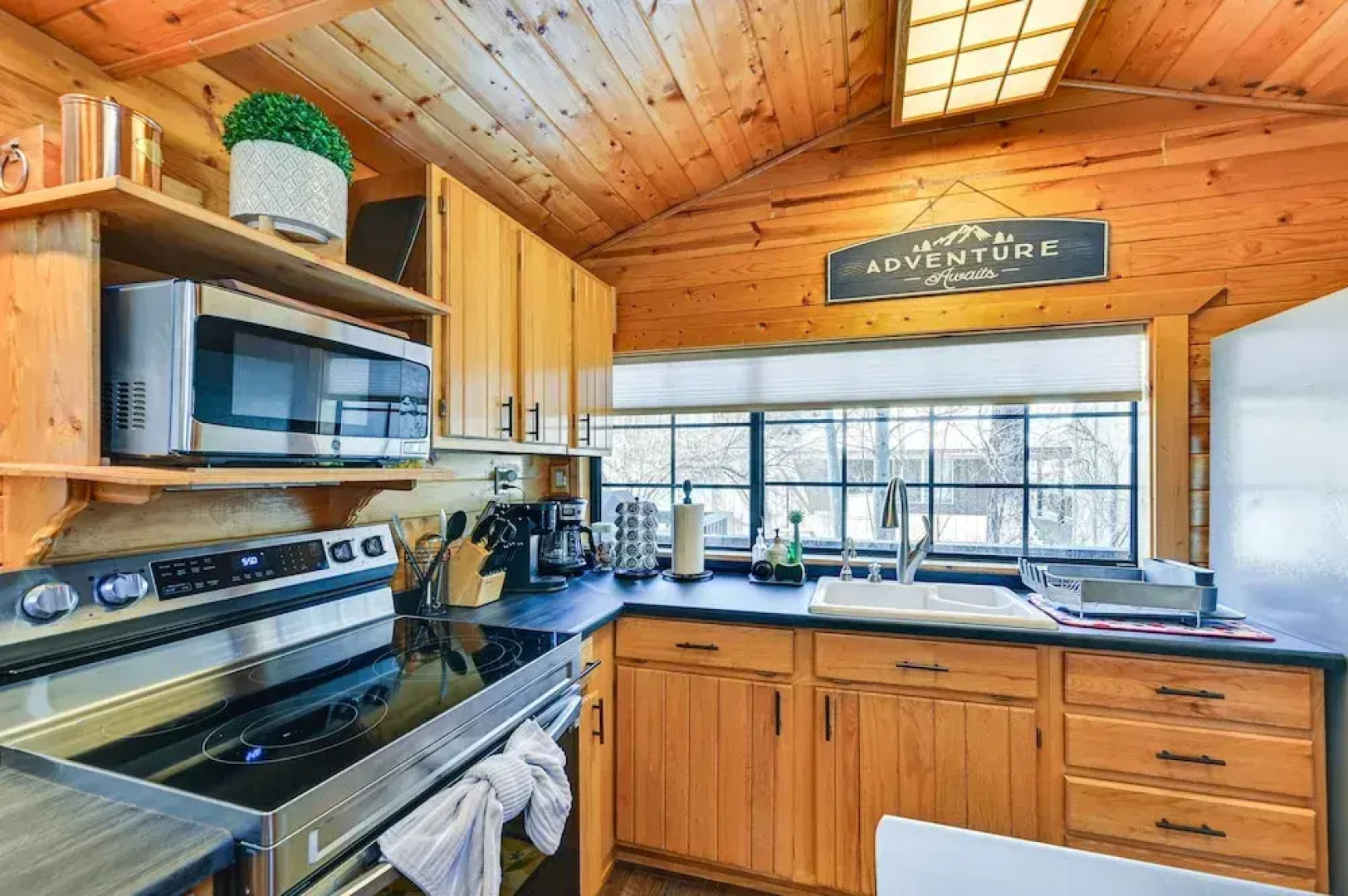 A-frame Munds Park Retreat: 35 Miles to Snowbowl