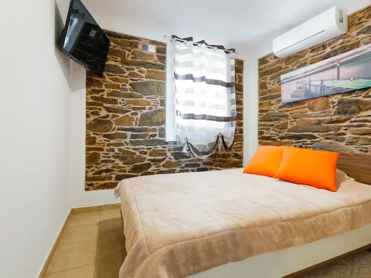 Simplistic Holiday Home in Oinousses with Balcony