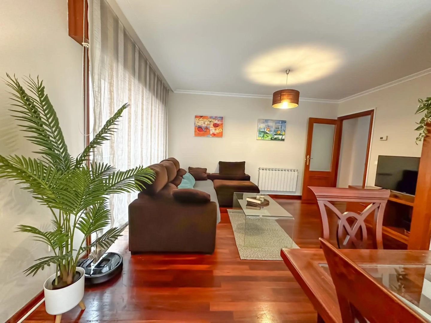 Apartamento completo, amplio, muy iluminado y con plaza de garaje incluida.