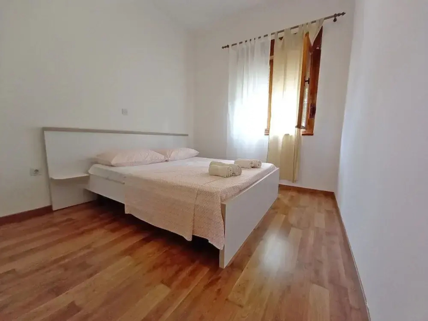 Detached House at Country Side, Fenced Private Garden Ideal for 2 Fam, Wifi