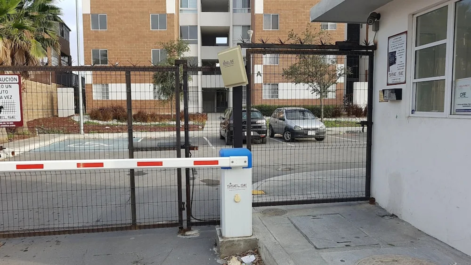 Comfortable Apartment, Secure and Private Complex, With Perimeter Fence