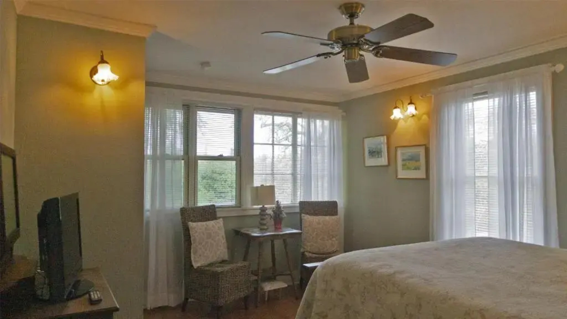 Cinnamon Bear Creekside Inn