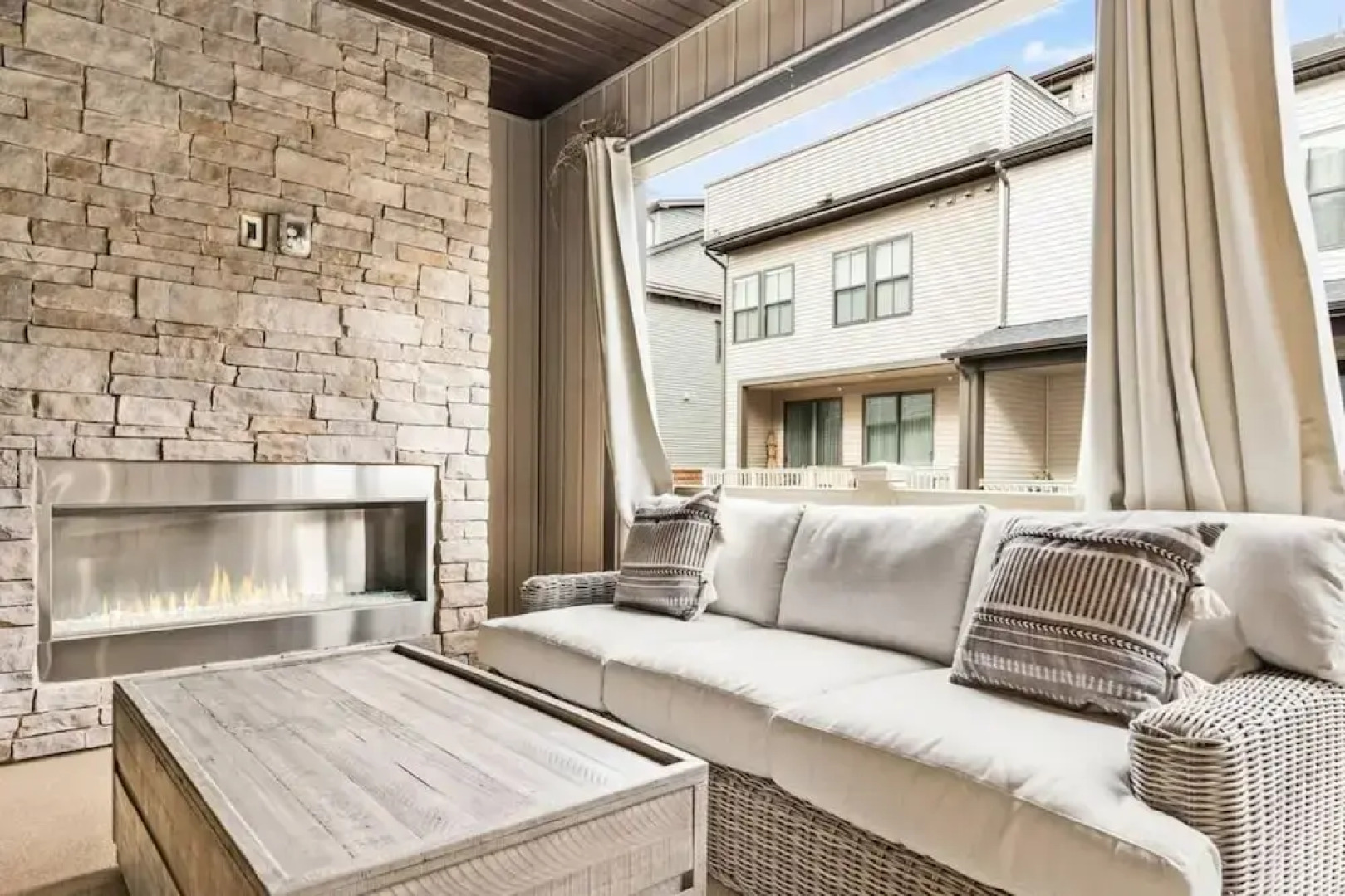 Ashburn 4-br Homestay Close to Dulles Metro