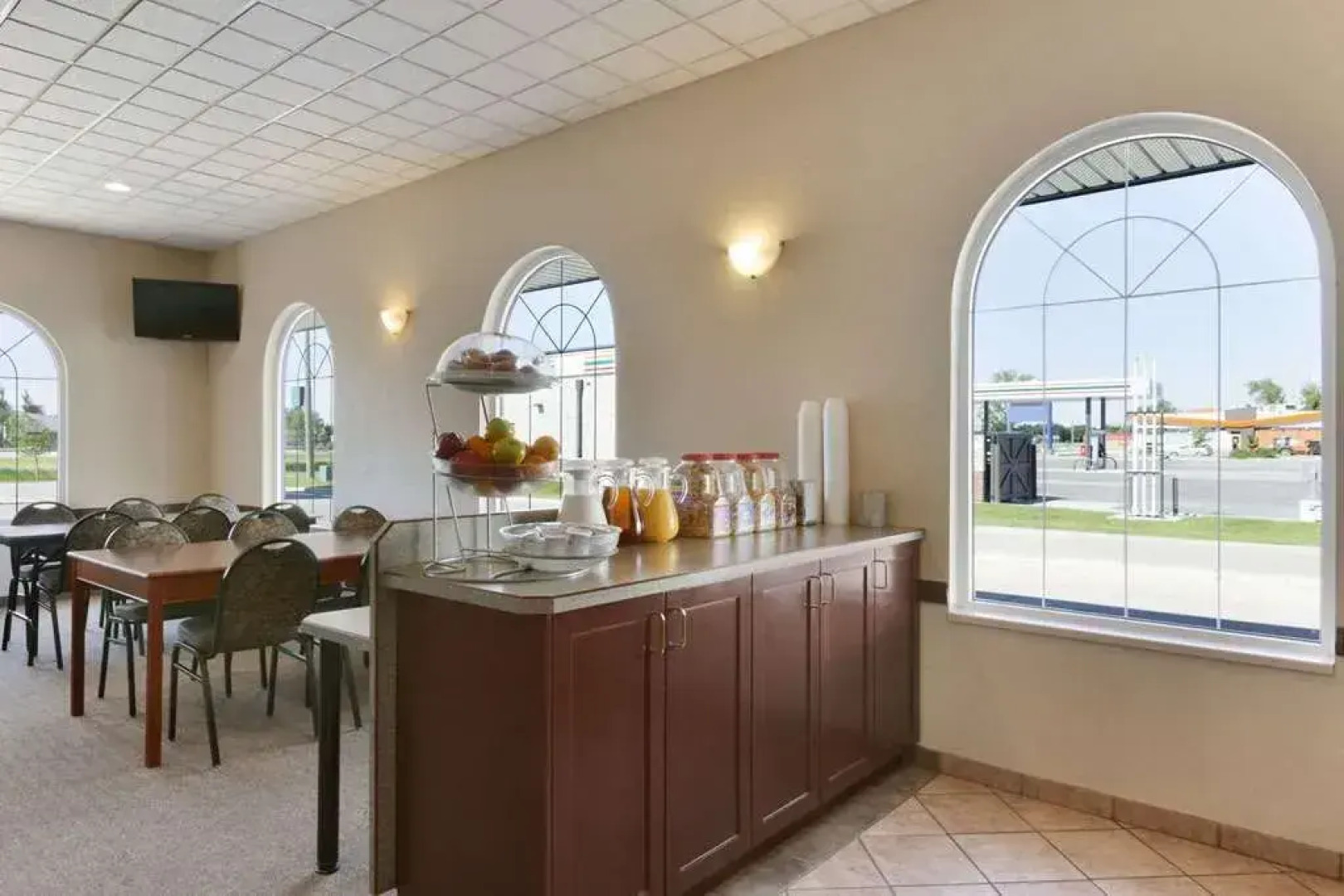 Days Inn & Suites by Wyndham Winkler