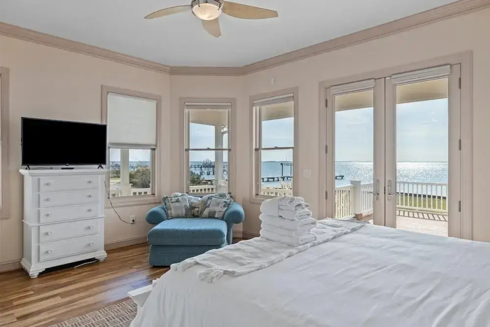 The Island House 5 Bedroom Home by RedAwning