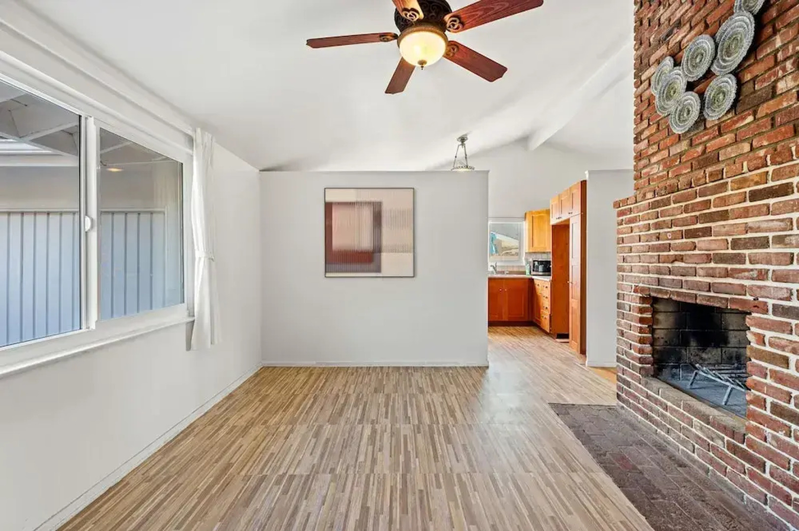 Perfect Family Home With Fireplace Spacious Yard