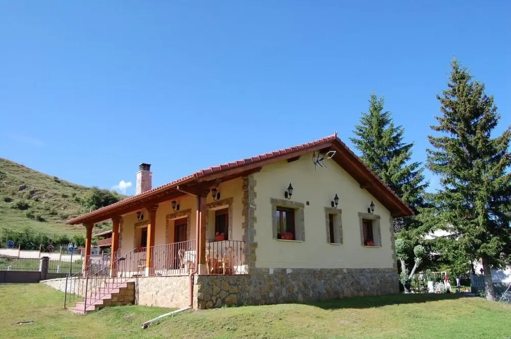 Rustic, 3-bedroom House in Villamanín With a Furnished Terrace, Garden
