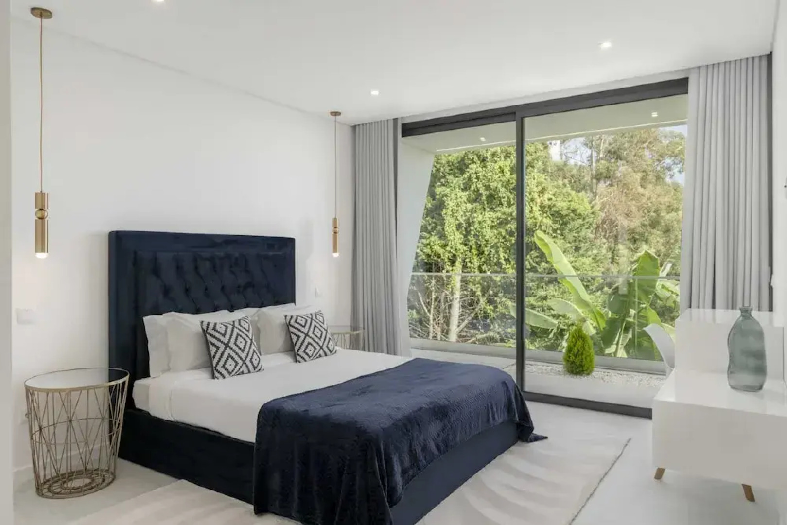 Sun, Pool and Comfort, The White House