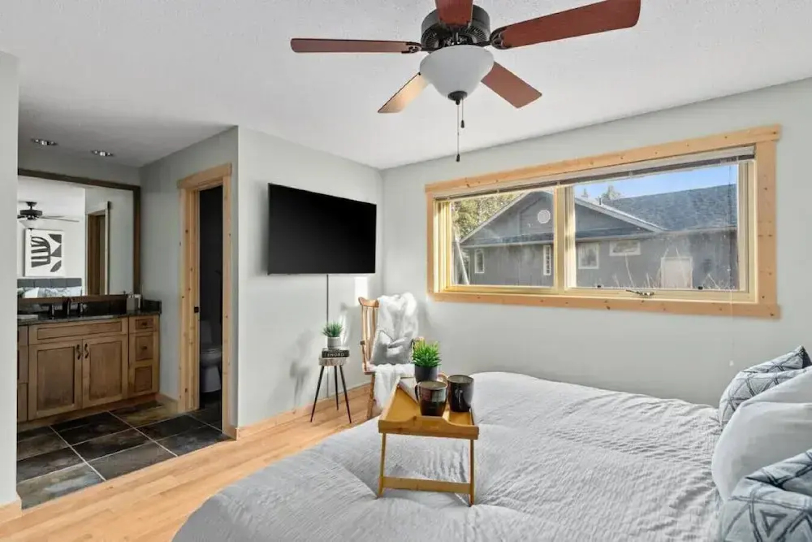SPACIOUS 3,000 sq2 Luxury Home | PRIVATE Pool & Hot Tub | STEPS to Kinsmen Beach