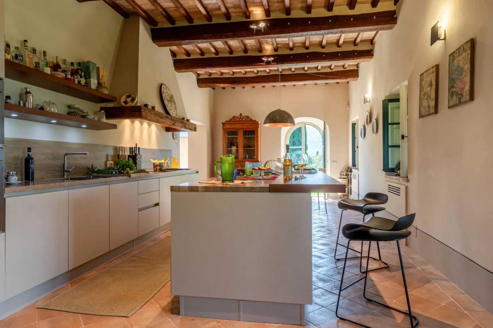 From this beautiful property, immersed in the Sienese countryside, you can enjoy sunsets with changi-Podere i Poggi