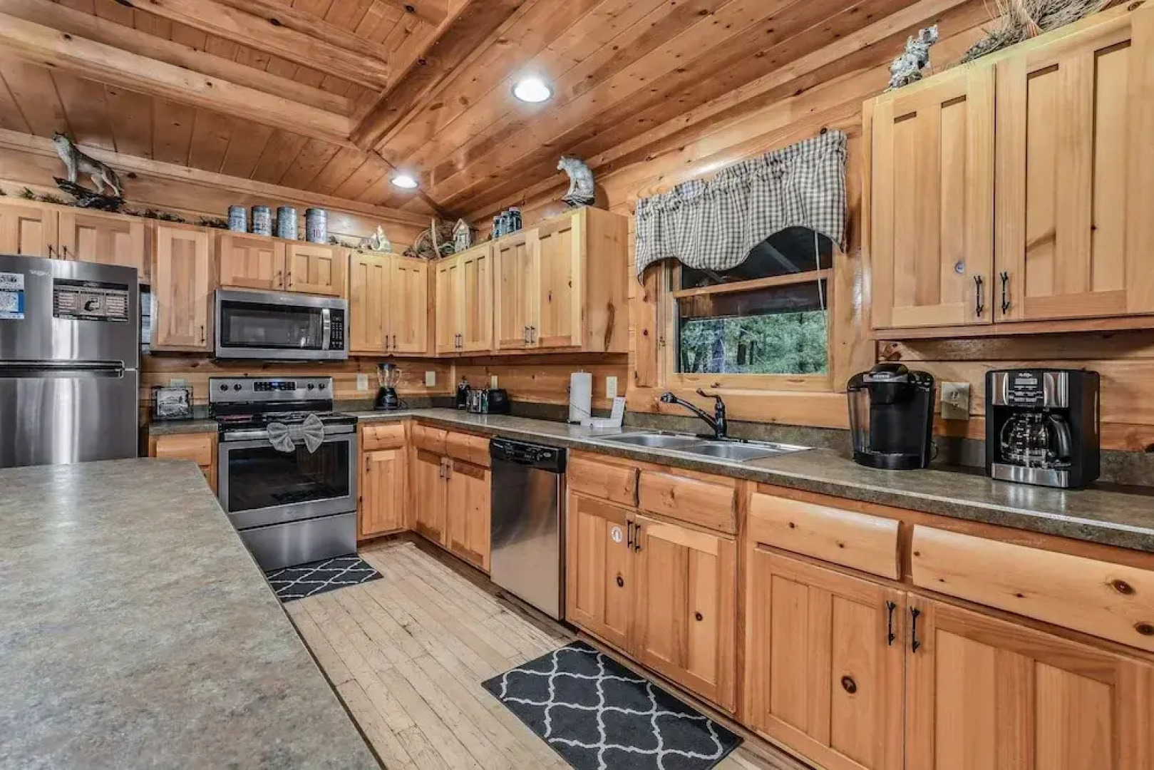 A Mountain Spirit 3 Bedroom Cabin by RedAwning