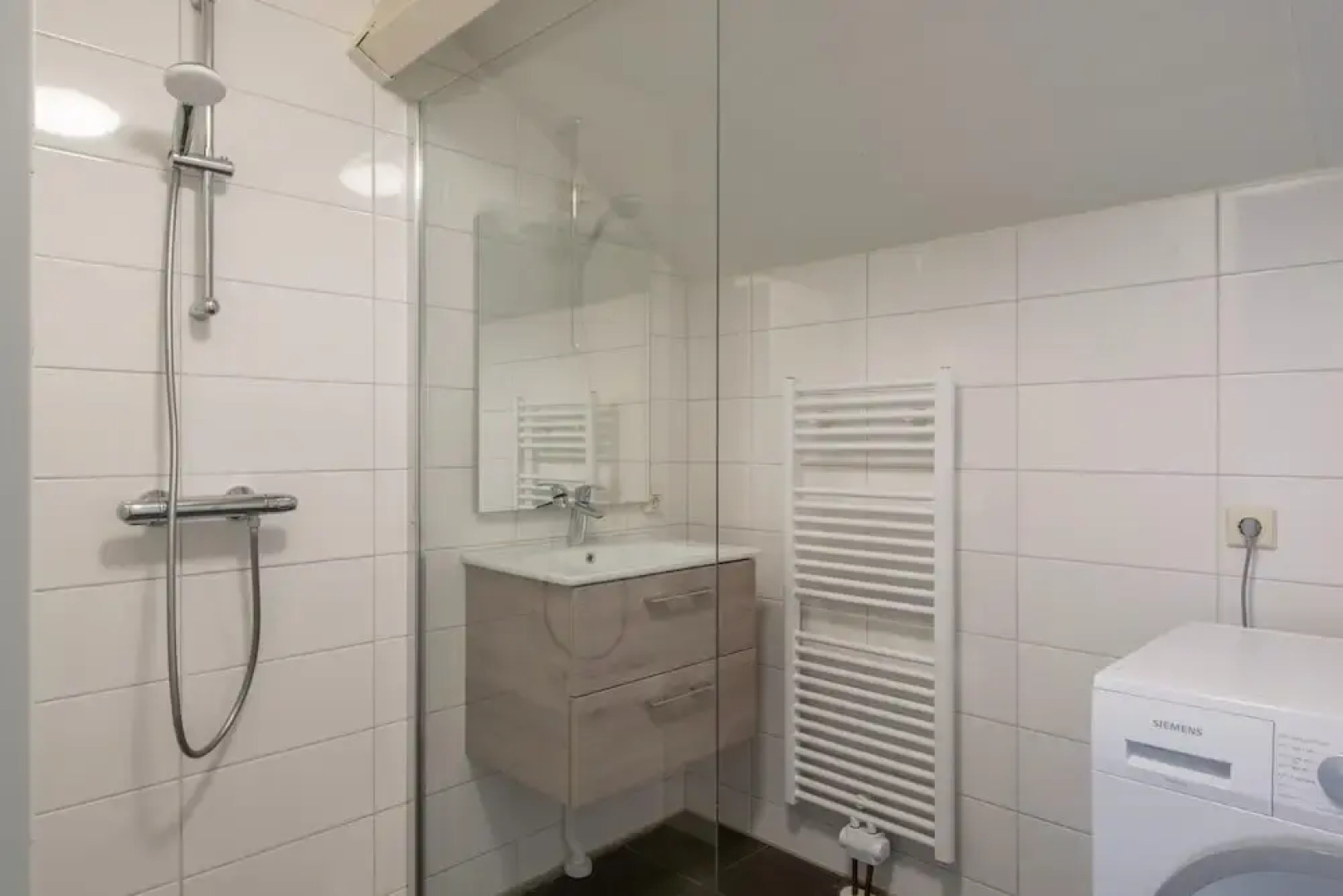 Restyled Bungalow With 2 Bathrooms, Near the Beach