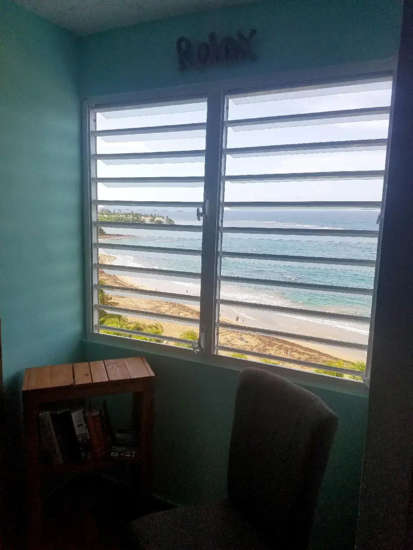 Breathtaking ocean view apt, steps from the beach!