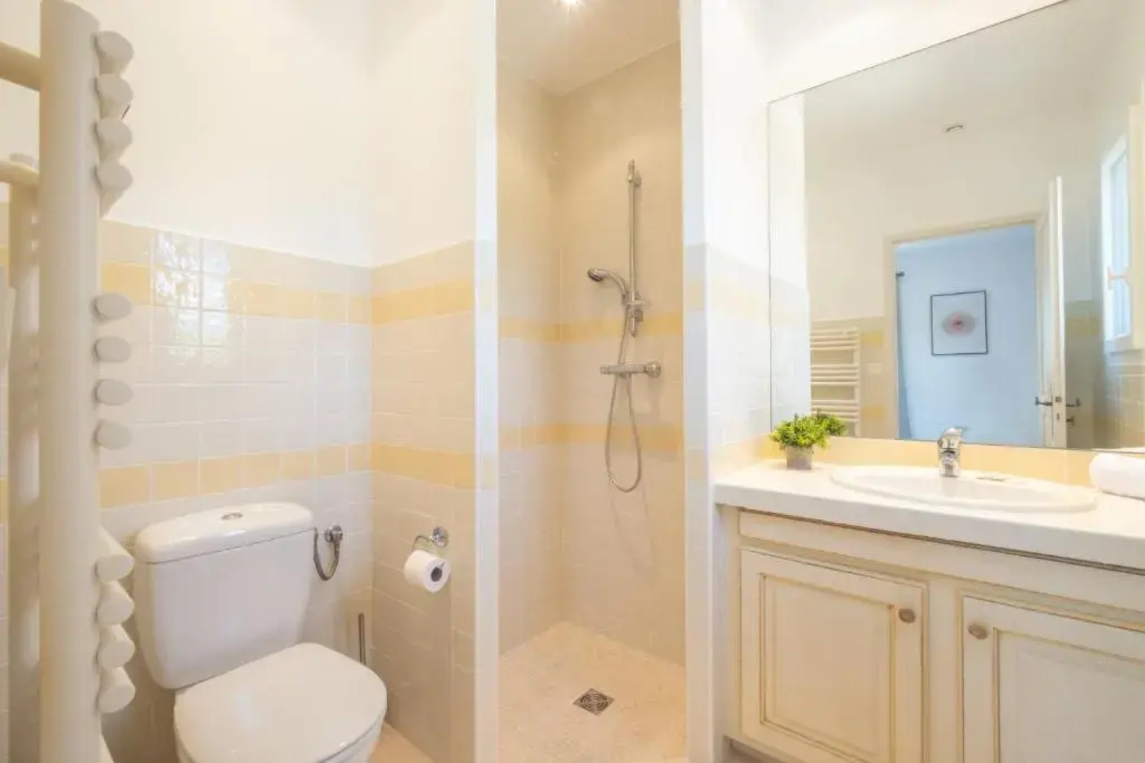 SERRENDY BIJOU de 280m2 au calme absolu avec piscine à débordement