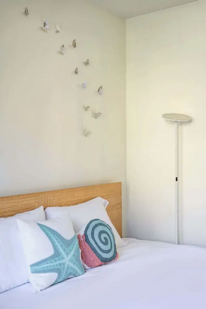 Private Entry Suite w Patio Bath Kitchenette