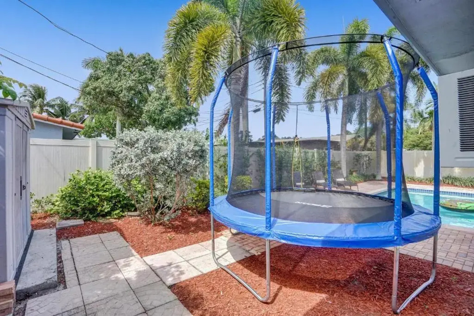 Modern 4bdr Home With Pool By The Beach