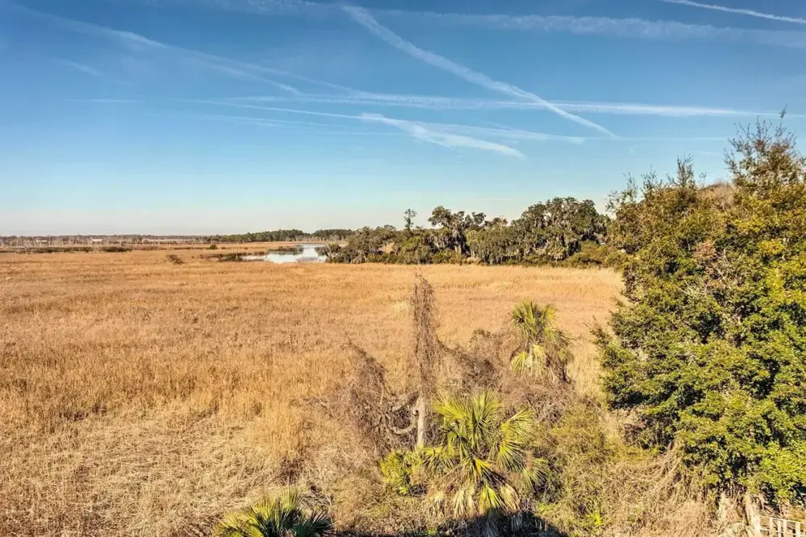 3rd-floor Riverfront Condo: Walk to Downtown Eats!