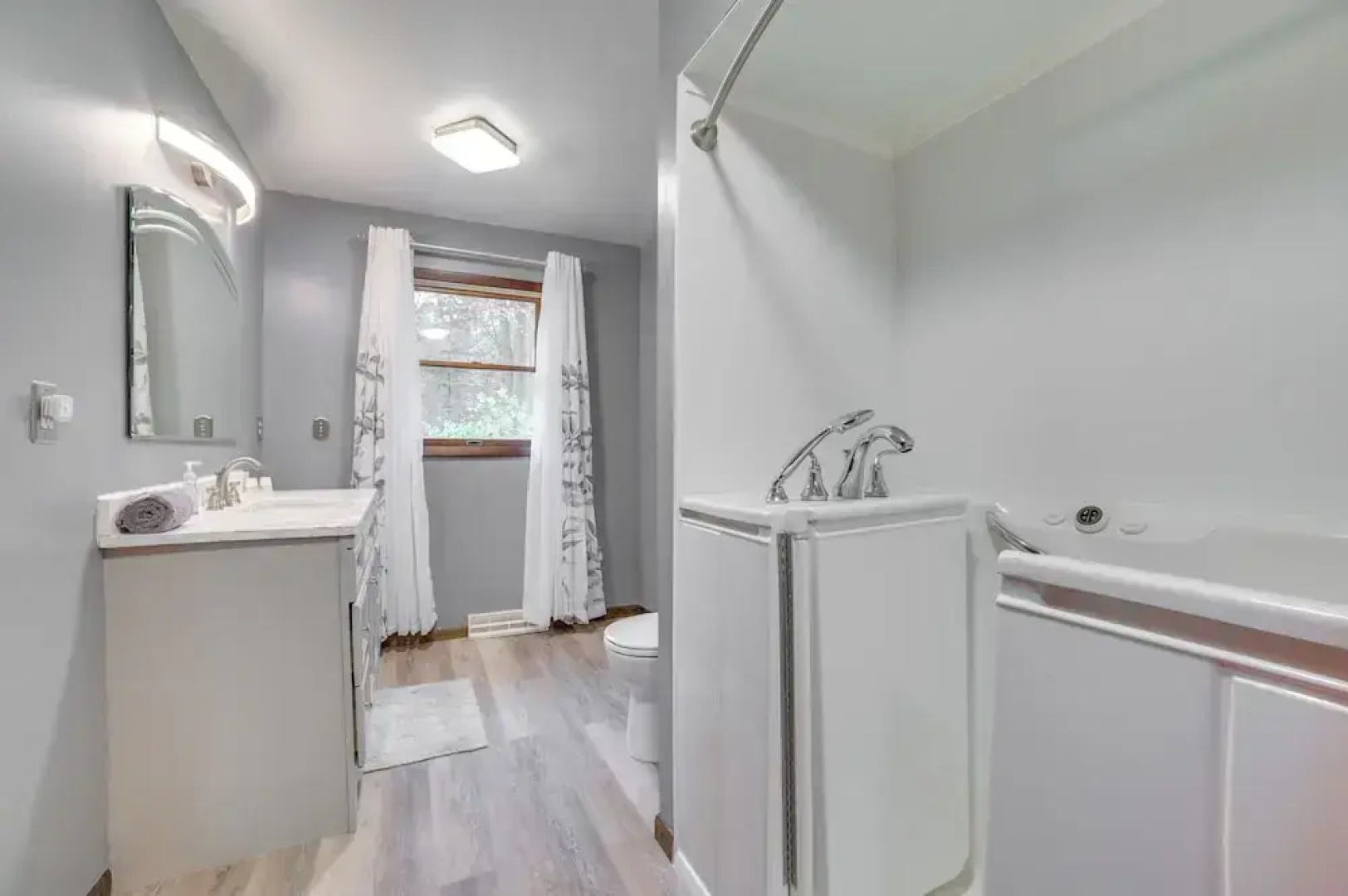 Houghton Lake Vacation Rental - Walk to the Water!