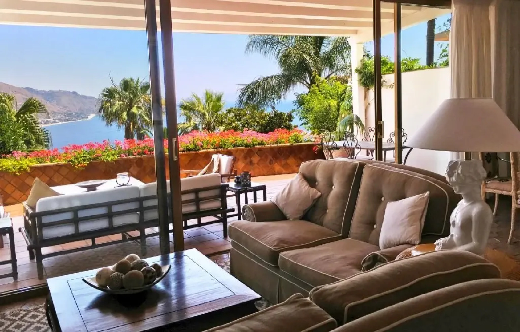 VILLA LOU Panoramic Suite and Apartment