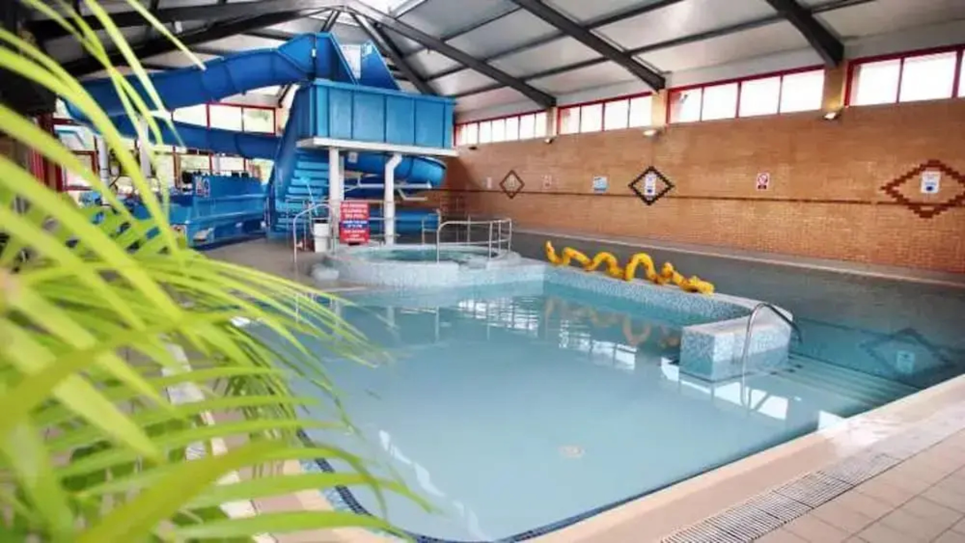 Caravan - Sleeps 4 - Pool - Pet Friendly