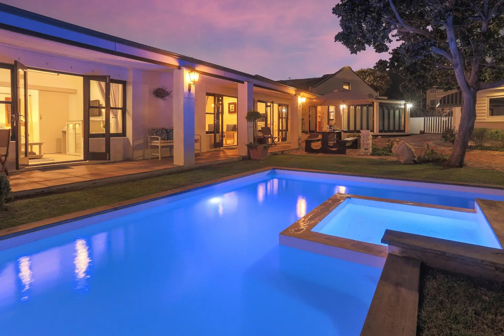 Sixteen Guest House on Main