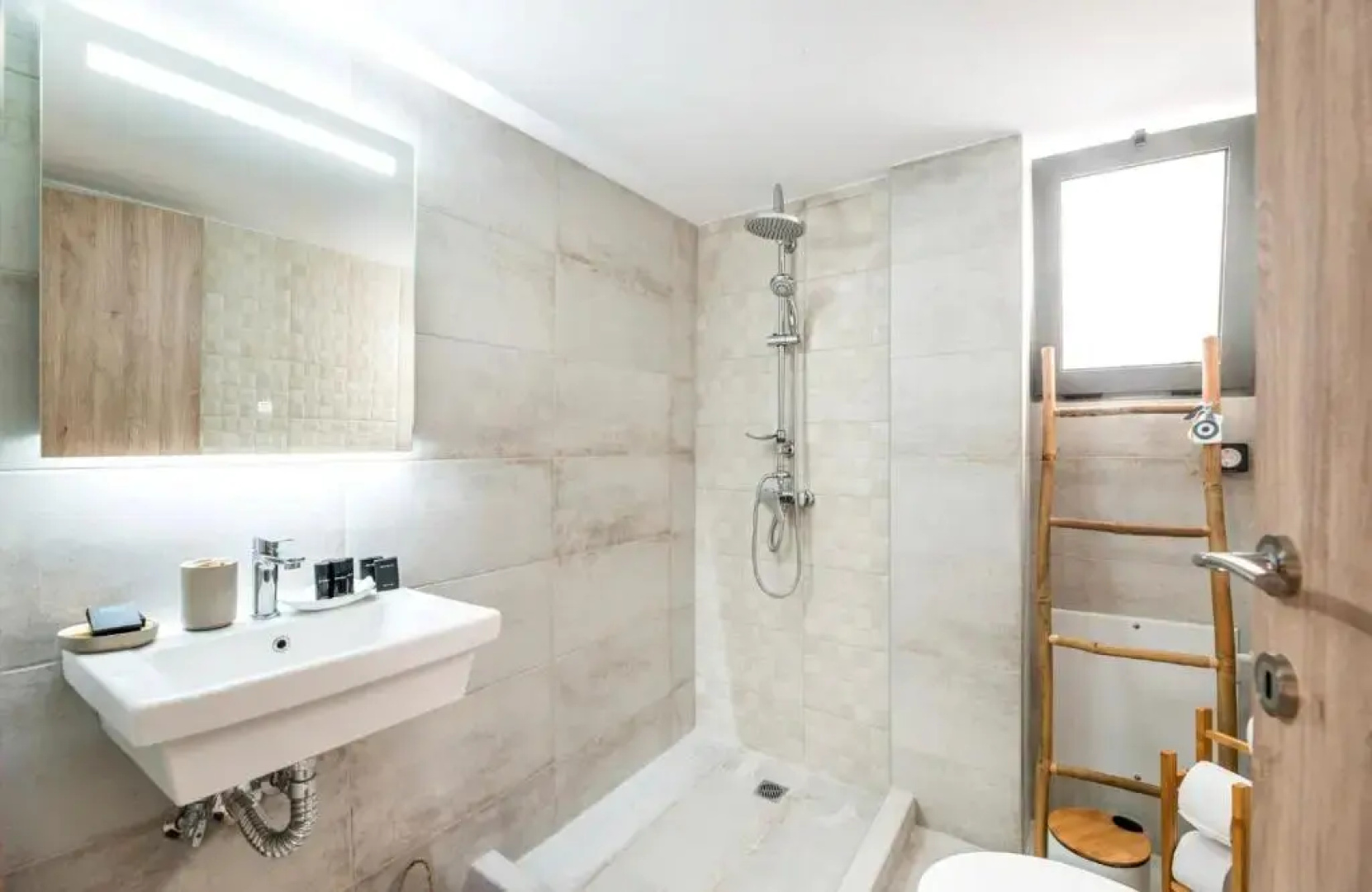 Eleusis Suites Β