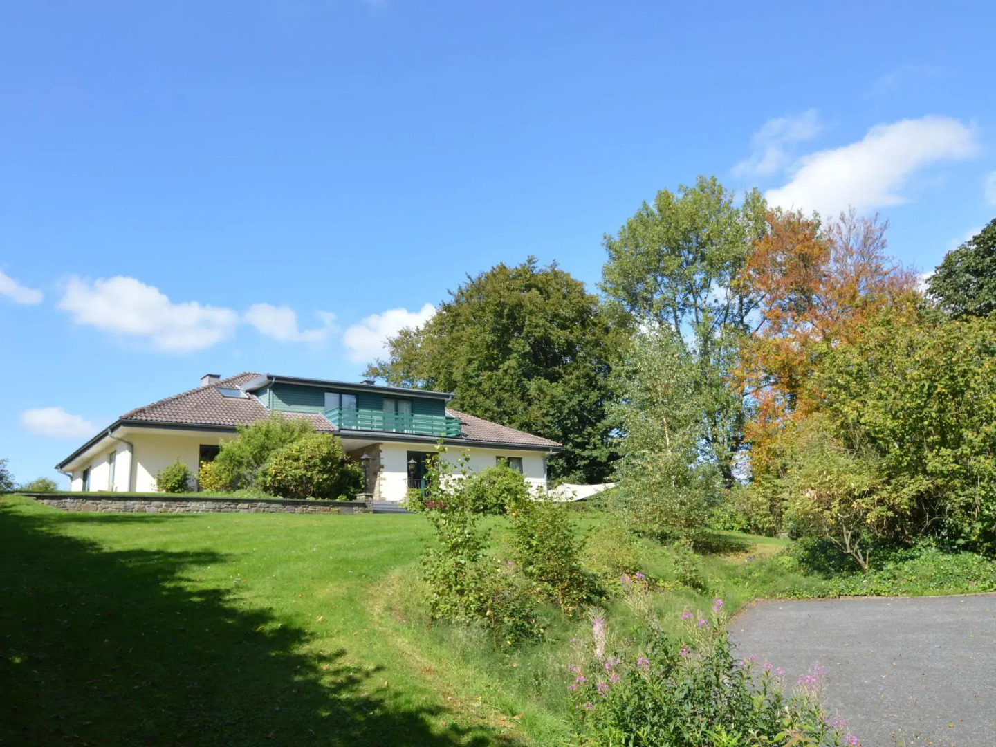 Scenic Villa Near Lake View