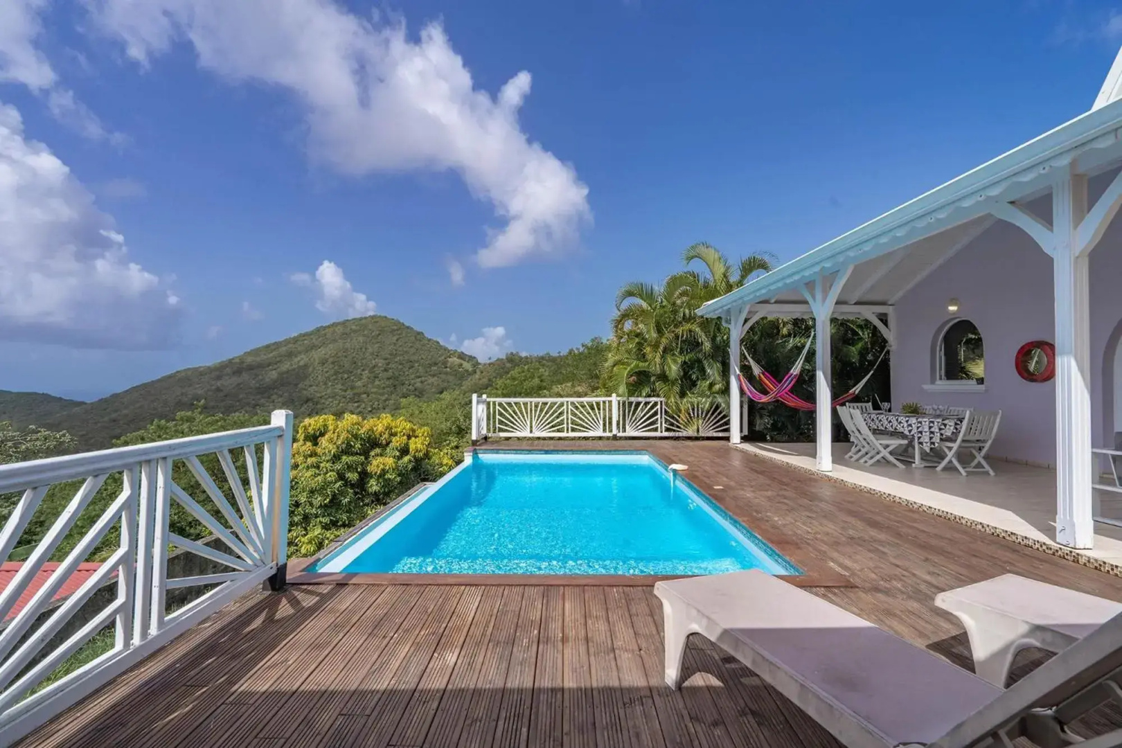 Villa Palmier rouge : 3 ch, piscine à débordement, vue mer et végétation