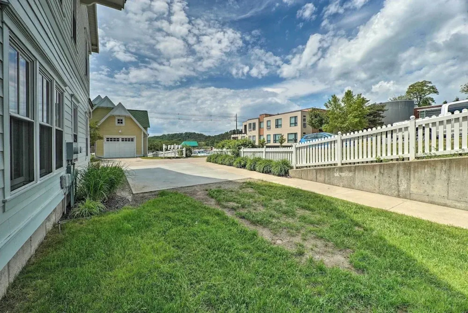 Grand Haven Condo: Walk to Lake + Pool Access!