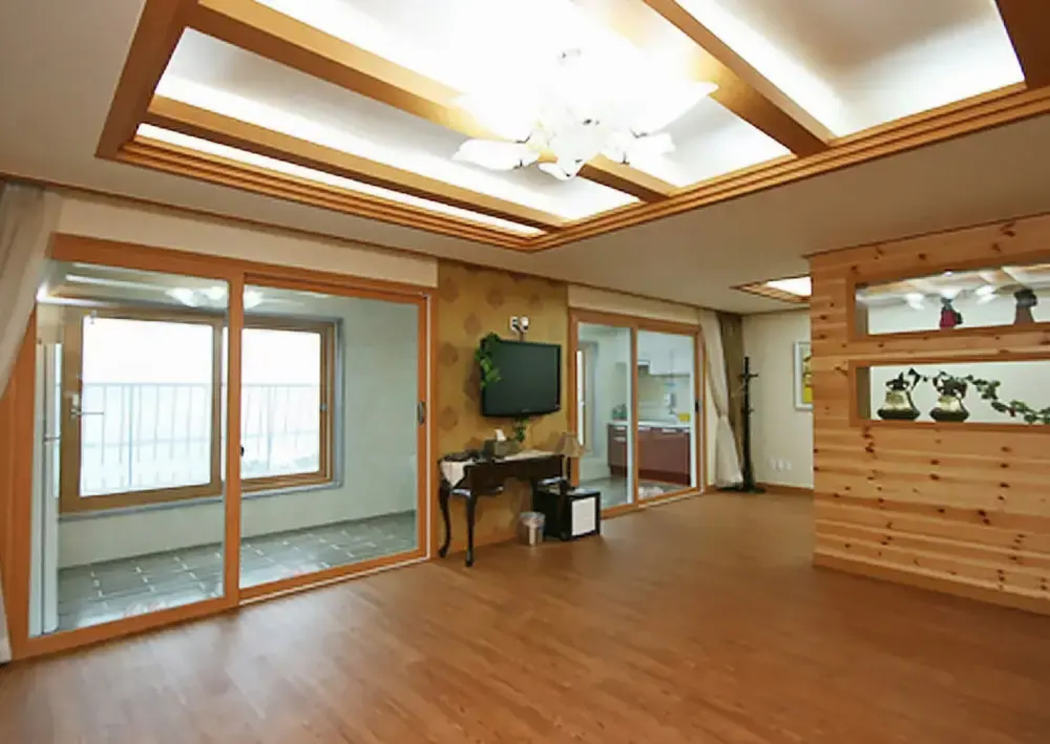 Geoje Arms on Shoulder Pension