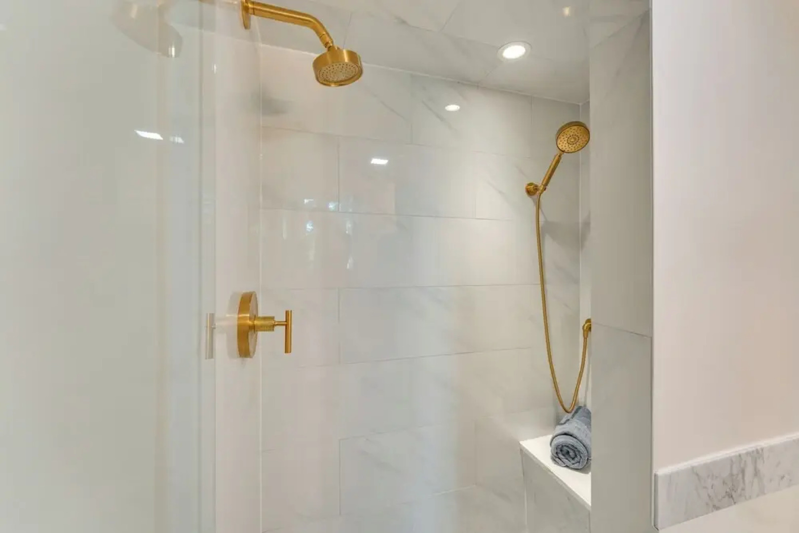 Elegant 4-season Lake Geneva Condo w/ Fireplace!