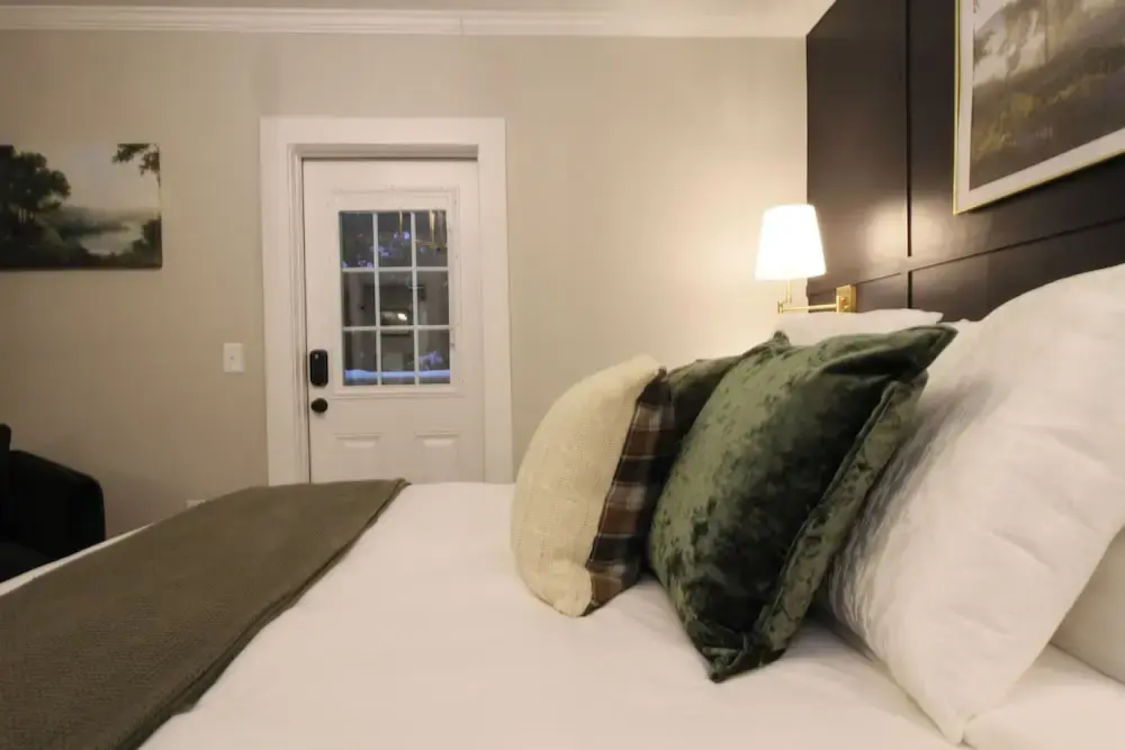 The Aurora Inn & Cottages