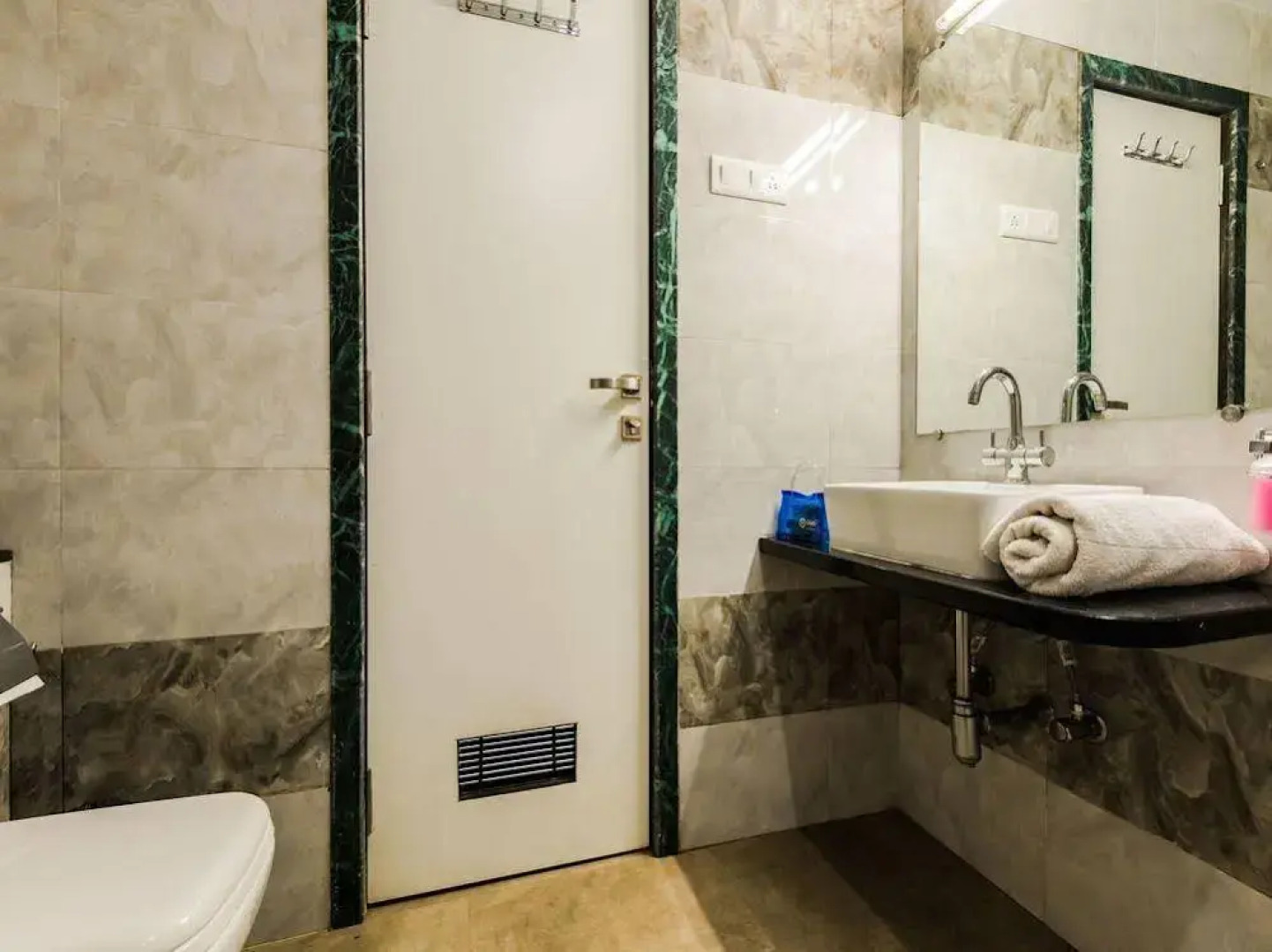 OYO Premium Lonavala Old Highway